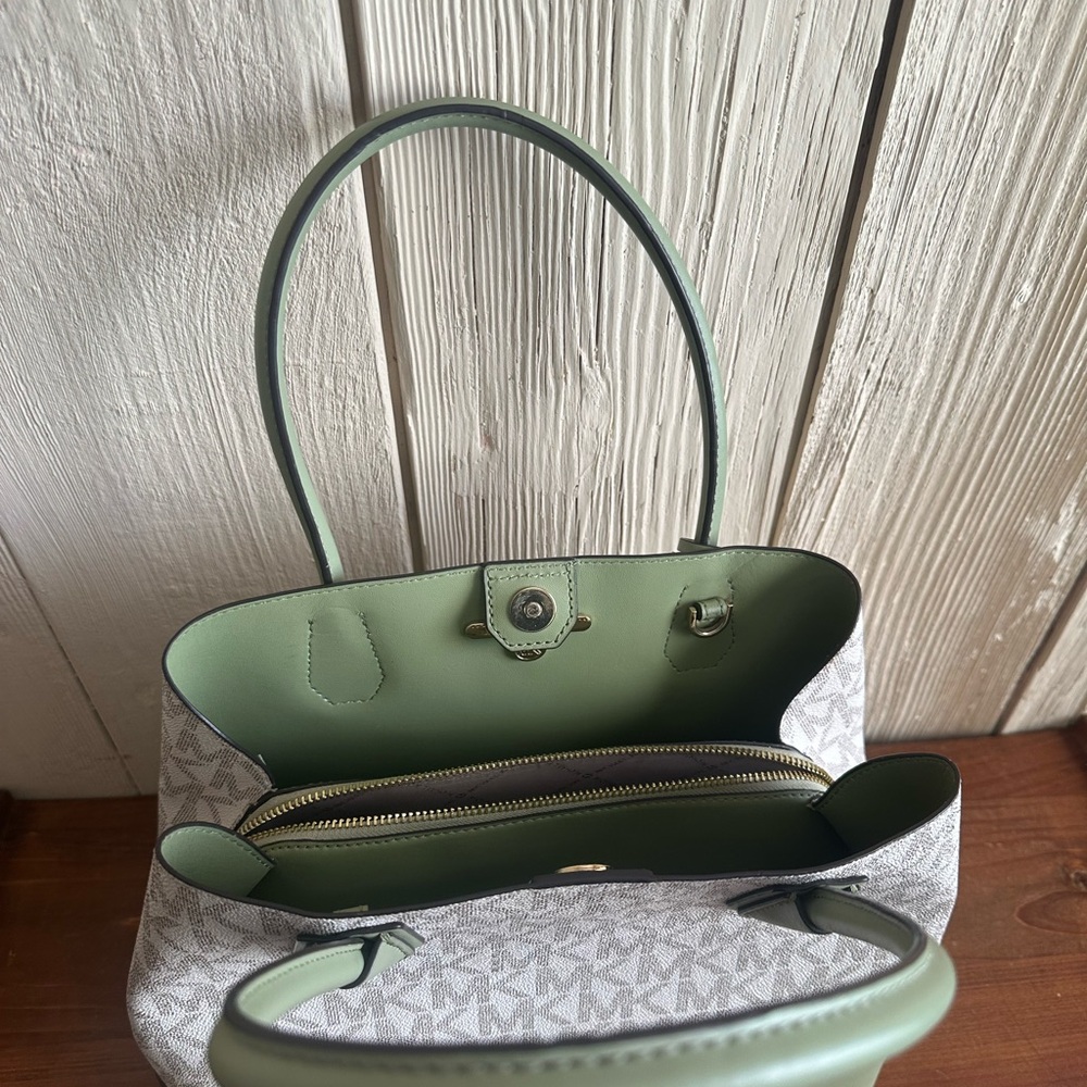 Michael Kors Mercer Gallery Medium Logo Tote Vanilla & Sage Green EUC - Picture 8 of 13